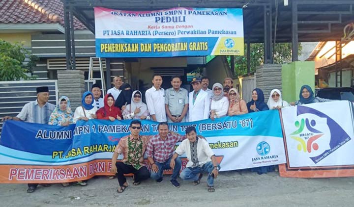 Alumni 87 SMPN 1 Pamekasan Gelar Pengobatan Gratis dan Santuni Anak Yatim