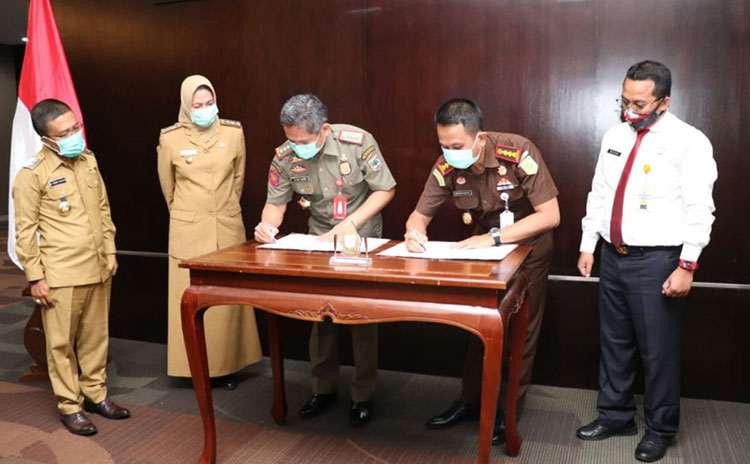 Pemerintah Kota Batu bersama Kejaksaan Negeri (Kejari) Kota Batu melakukan penandatanganan kerja sama (MoU) di Balai Kota Among Tani, Senin (12/4/2021) pagi. (foto: ist)