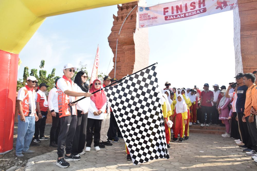 Wakil Bupati Lamongan, Dirham Akbar Aksara saat memberangkatkan peserta jalan sehat dalam rangka memperingati kemerdekaan ke 80 Republik Indonesia