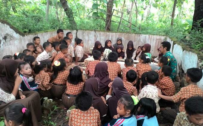 Puluhan siswa MI Mubadiul Ihsan menggelar doa bersama di makam para pendiri lembaganya.