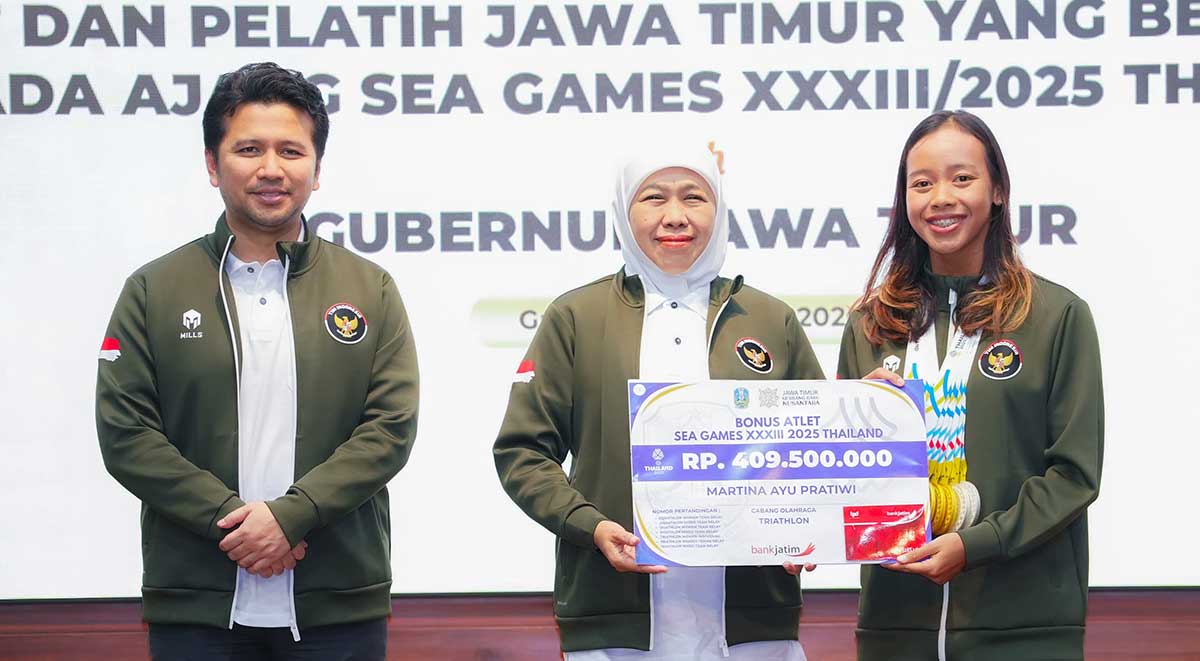 Gubernur Khofifah saat bersama salah satu atlet yang berprestasi di SEA Games 2025.