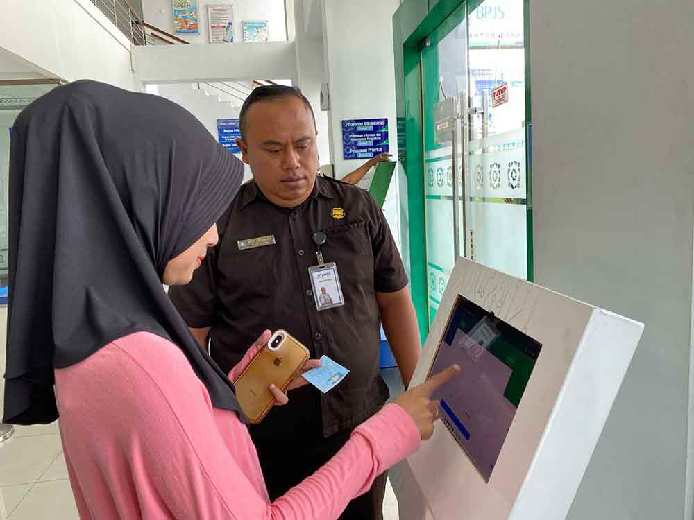 Salah satu peserta BPJS Kesehatan saat membayar iuran tiap bulan. (Ist)