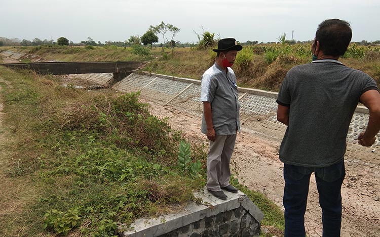 Kades Rejoso bersama Ketua FPSDA saat melihat penampungan Induk Widas Utara yang kondisinya mengering. foto: BAMBANG/ BANGSAONLINE