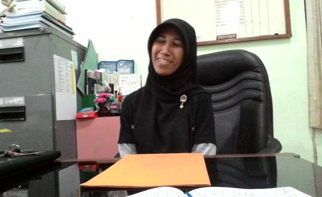 Fitri Marchamah, Kepala Seksi Farmasi, Makananan dan Minuman Dinas Kesehatan Jombang saat ditemui di ruangannya. foto: romza/ BANGSAONLINE