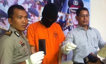 Pelaku bersama barang bukti sabu saat diamankan di Mapolres Kediri Kota. (arif kurniawan/BANGSAONLINE)