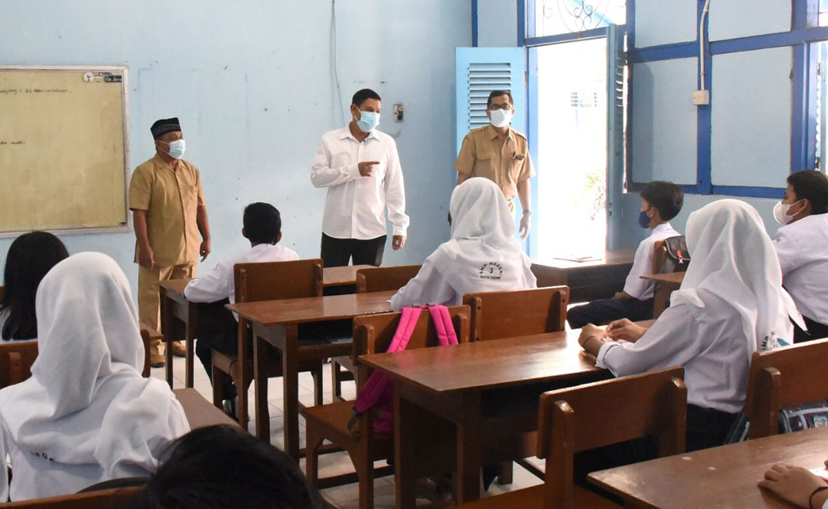 Wali Kota Kediri Abdullah Abu Bakar (tengah) saat meninjau uji coba pembelajaran tatap muka terbatas di SMP Negeri 3 Kota Kediri. foto: ist.