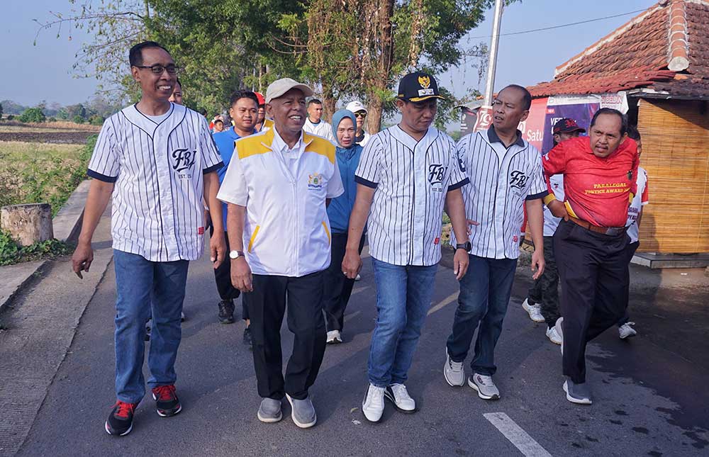 Wakil Wali Kota Pasuruan H. M. Nawawi (tengah) saat ikut jalan santai pipir tambak bersama warga.