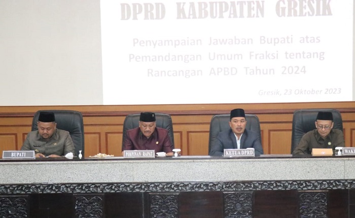 Pimpinan DPRD dan Bupati Gresik saat menghadiri paripurna pembahasan RAPBD 2024. FOTO: SYUHUD/BANGSAONLINE.com