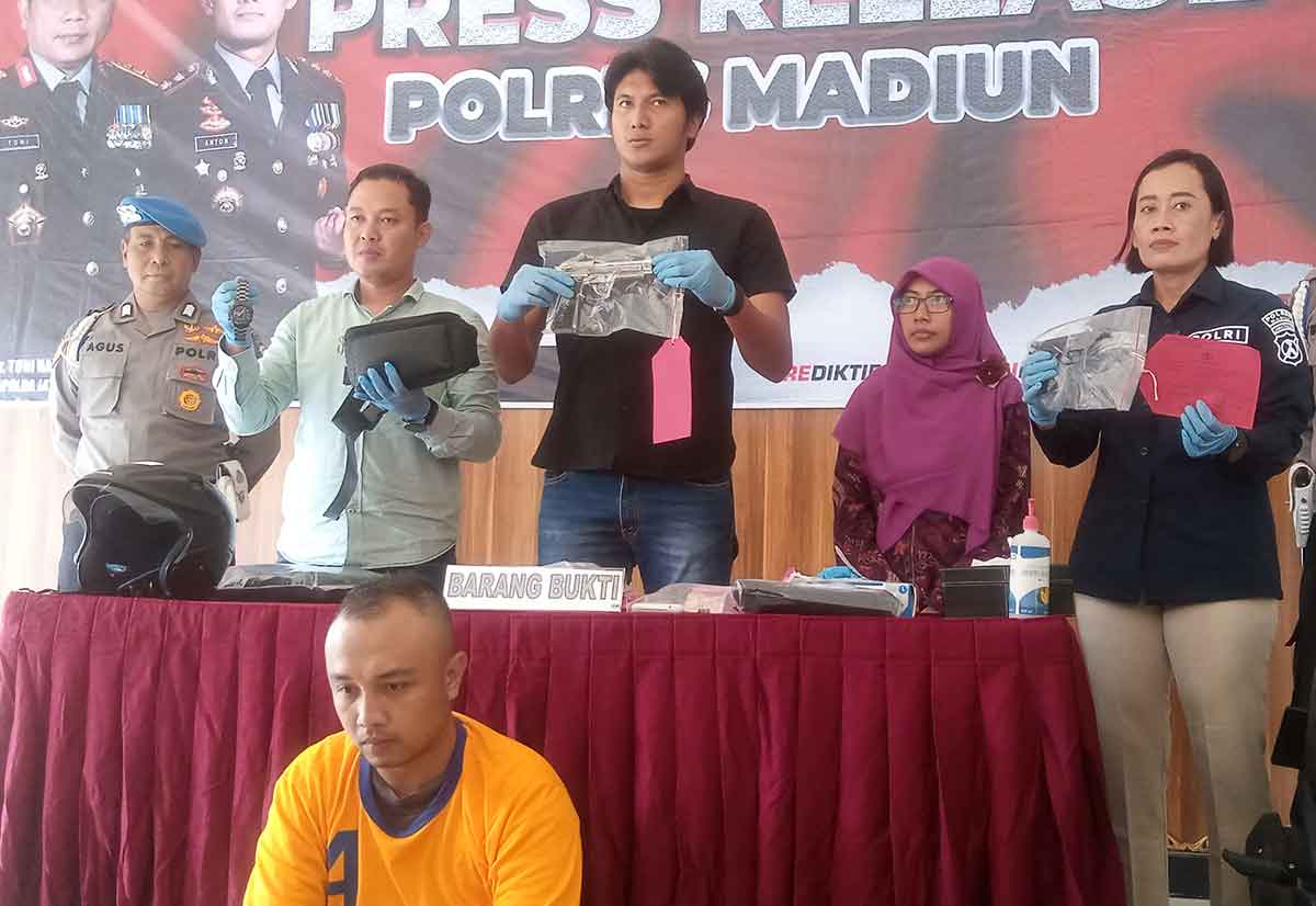 MSB bersama barang bukti yang digunakan untuk melakukan aksinya. Foto : Hendro Suhartono/BANGSAONLINE.com