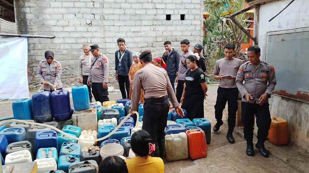 Kolaborasi Polres Pasuruan bersama PMII dalam penyaluran air bersih di Desa Karangjati, Pasuruan. Foto: M. Andy Fachrudin/Bangsaonline.