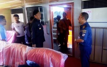 Bupati Gresik, Sambari HR (tengah baju hitam), ketika melihat kondisi dalam kapal Express Bahari 8E. (foto: syuhud/BANGSAONLINE)