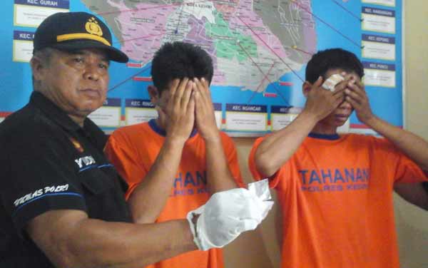Kedua pelaku bersama barang bukti saat diamankan di Mapolres Kediri. (foto: dendi martoni/BANGSAONLINE)