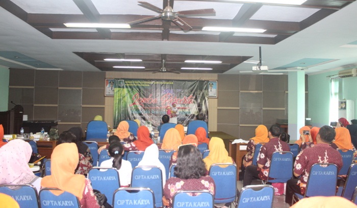 Salah satu siswa SD saat tampil di lomba bercerita legenda.