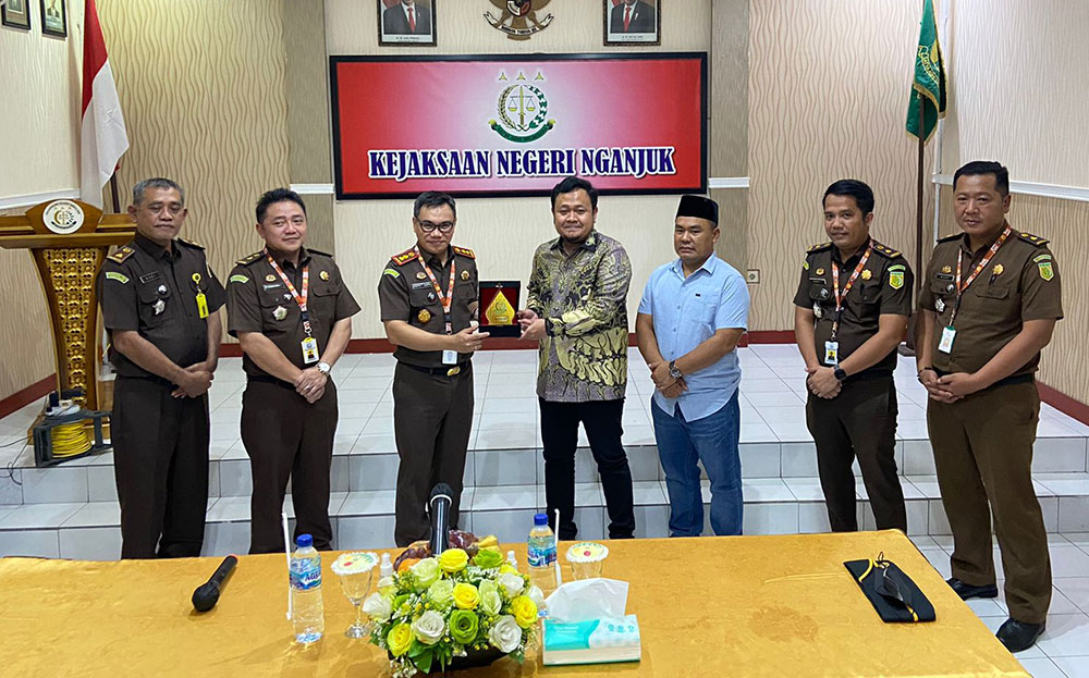 Kajari Nganjuk Nophy Tennophero Suoth didampingi oleh para kasi dan kasubag menerima kunjungan saat menyerahkan cenderamata kepada Anggota Komisi III DPR RI Bimantoro Wiyono.