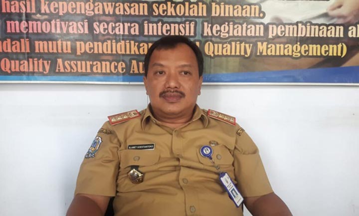 Kepala UPT Dinas Provinsi Jawa Timur Cabang Pamekasan Slamet Goestantoko saat ditemui di kantornya.