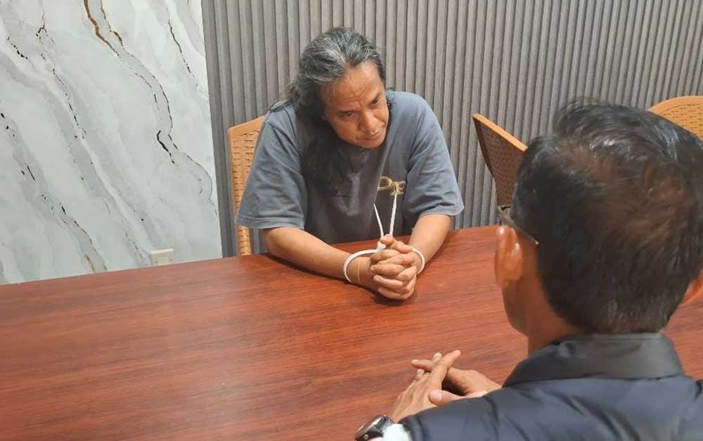 Tersangka saat diinterogasi oleh petugas Polres Bangkalan.