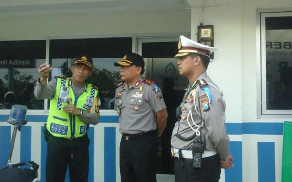 Kapolda Jatim Irjen Anas Yusuf saat meninjau pertigaan Mengkreng kecamatan Purwoasri. (foto: dendi martoni/BANGSAONLINE)