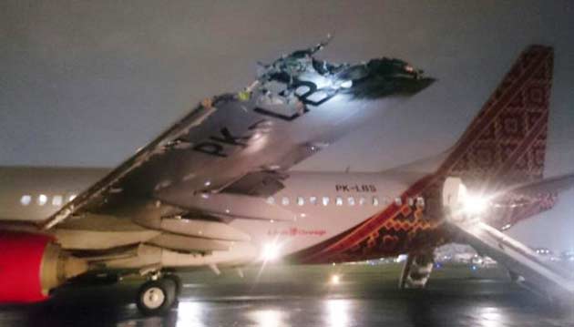 Konsidi sayap pesawat Batik Air usai bertabrakan. foto: tribunnews