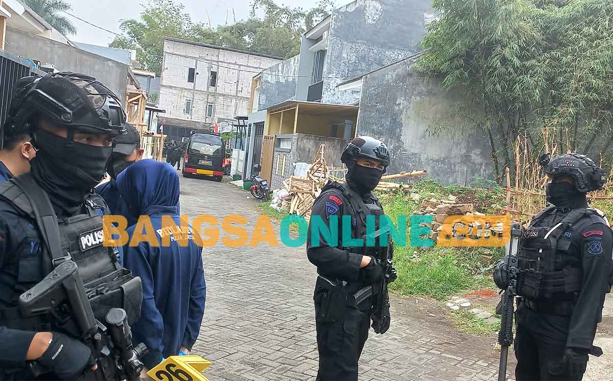 Lokasi penangkapan terduga teroris di Kota Batu saat disterilkan Tim Densus 88. Foto: ADI WIYONO/ BANGSAONLINE