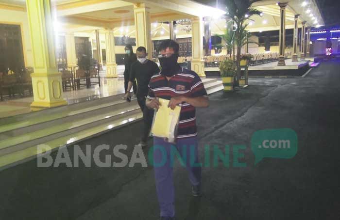 Empat penyidik KPK saat keluar dari rumah dinas Bupati Jombang. foto: RONY S/ BANGSAONLINE