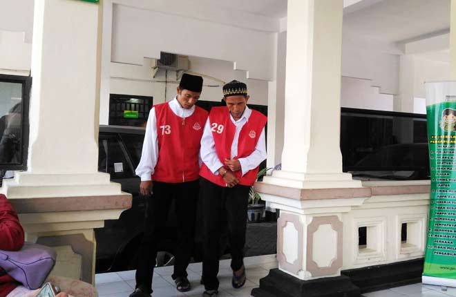 Dua terdakwa perkara pemerkosaan, Trompo Asri, Jabon hendak memasuki ruang sidang. foto: NANANG I/ BANGSAONLINE