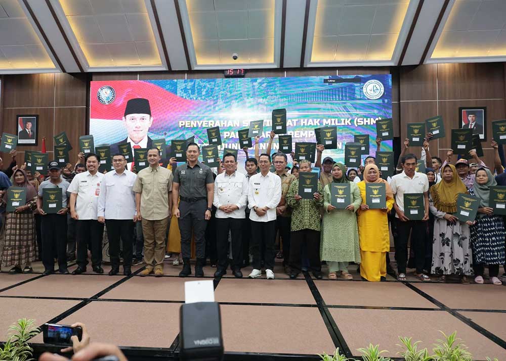 Penyerahan Sertifikat Hak Milik yang dihadiri oleh Wamen Ossy Dermawan di Kantor BP Batam. (Ist)
