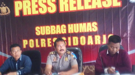 ?PAPARAN ANEV - Kasubag Humas Polres Sidoarjo AKP Samsul Hadi (tengah) saat memaparkan kasus yang sudah ditangani Polres Sidoarjo di Gedung Bhara Daksa Polres Sidoarjo, Rabu (31/12/2014). foto: nanang ichwan/BangsaOnline
