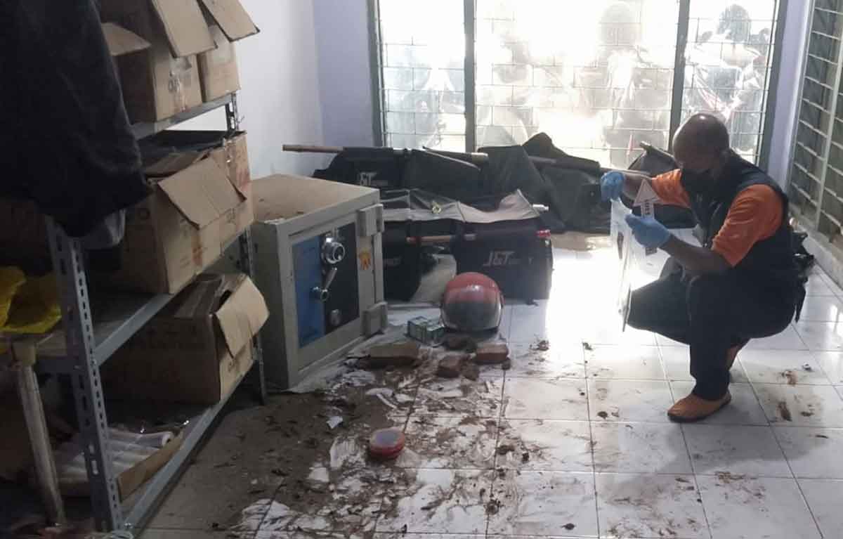 Petugas dari Polres Probolinggo Kota saat melakukan olah TKP.
