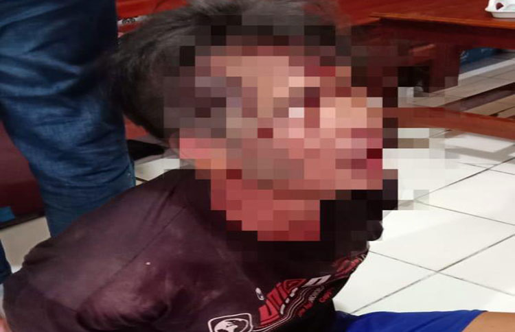 Pelaku babak belur dihajar massa. (foto: ist)