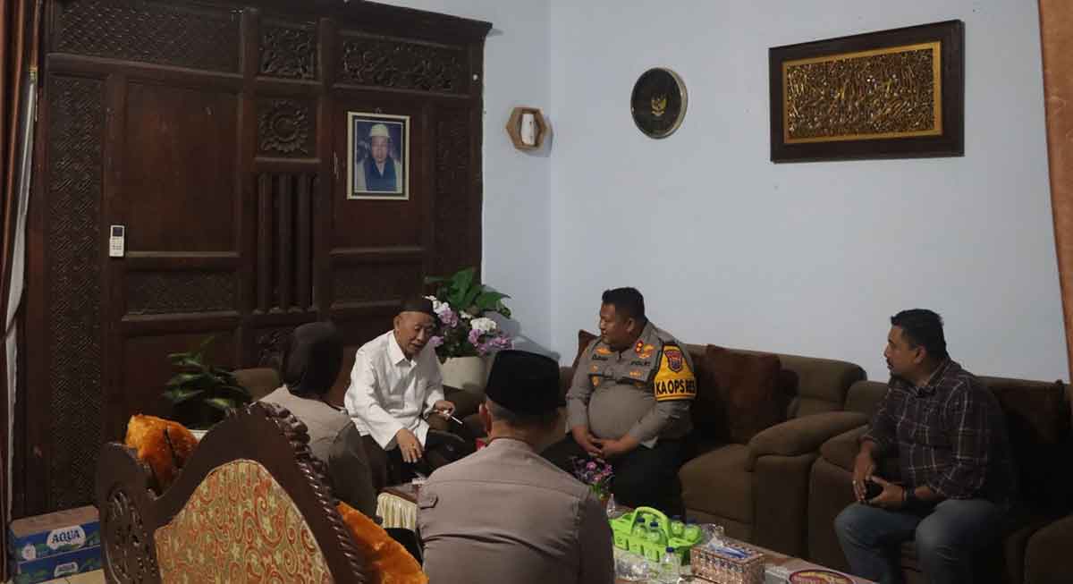 Kapolres Pasuruan saat sowan ke Pengasuh Pondok Pesantren Ngalah.