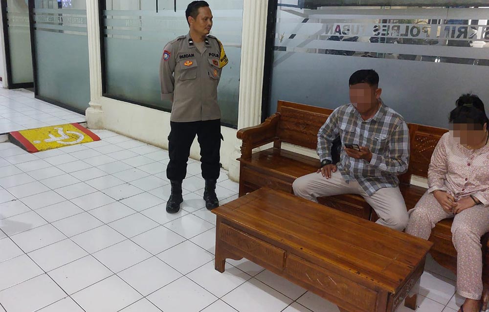 HP, oknum PNS Staf DPRD Lamongan bersama selingkuhannya diamankan di Mapolres Tuban usai digerebek di sebuah hotel.