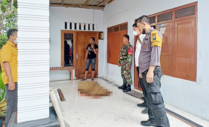Petugas saat melakukan olah TKP. foto: ist.