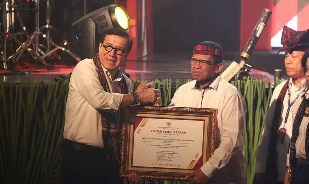 Penghargaan diserahkan langsung oleh Menkumham Yasonna H Laoly kepada Kakanwil Kemenkumham Jatim Heni Yuwono untuk dua kategori sekaligus.
