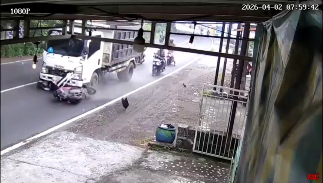 Laka Beruntun di Lebo Sidoarjo Libatkan Truk dan Motor, Satu Pengendara Tewas