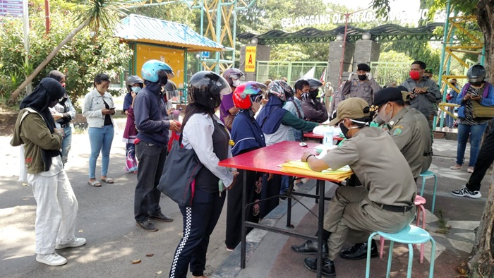 Warga sedang mengantre untuk dikenai sanksi adminisratif.