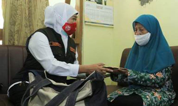 Gubernur Jawa Timur Khofifah Indar Parawansa saat mengunjungi Pudji Astuti, seorang janda perintis kemerdekaan, di Kecamatan Wonokromo, Kota Surabaya, Ahad (16/8/2020). foto: ist/ bangsaonline.com