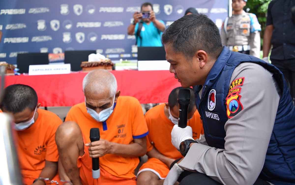 Kapolres Gresik saat menginterogasi salah satu tersangka. Foto: Ist