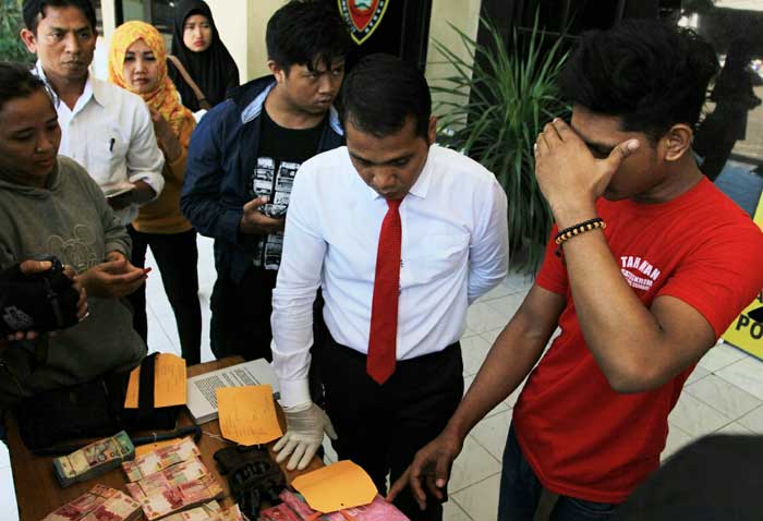 AKBP Shinto saat mengeler tersangka Yulianto di hadapan awak media.
