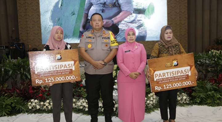 Kapolda Jatim saat memberikan tali asih kepada keluarga anggota yang gugur saat melakukan pengamanan Pemilu 2019.