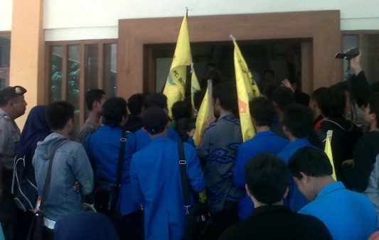 SWEEPING-Aktifis PMII Bojonegoro melakukan sweeping untuk mencari anggota dewan guna menyampaikan aspirasinya, di gedung DPRD Bojonegoro, Kamis (8/5/2014). foto : eky nur hady
