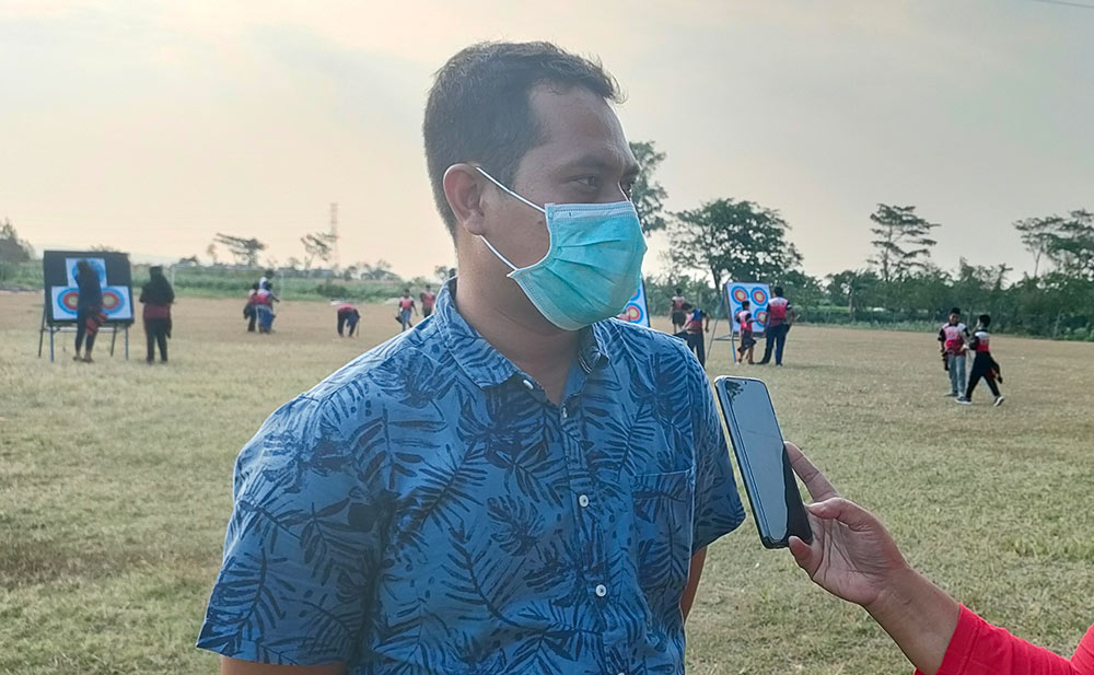 Eko Darmawan, Pelatih Club Joyoboyo Fast Achery, saat memberi keterangan kepada wartawan. foto: MUJI ARJITA/ BANGSAONLINE