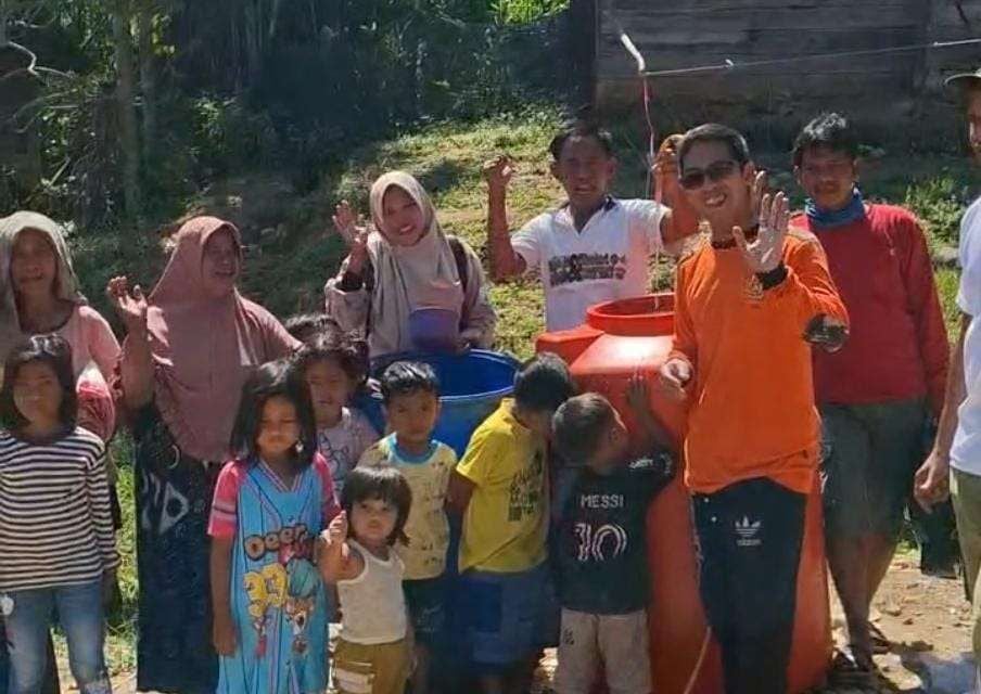Satuan Banser Tanggap Bencana (Bagana? Pimpinan Wilayah Gerakan Pemuda (GP) Ansor Jawa Timur menyalurkan bantuan tandon air bersi