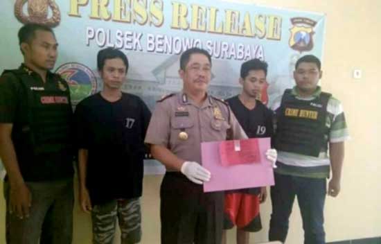 Kedua tersangka saat diamankan Polsek Benowo Surabaya.