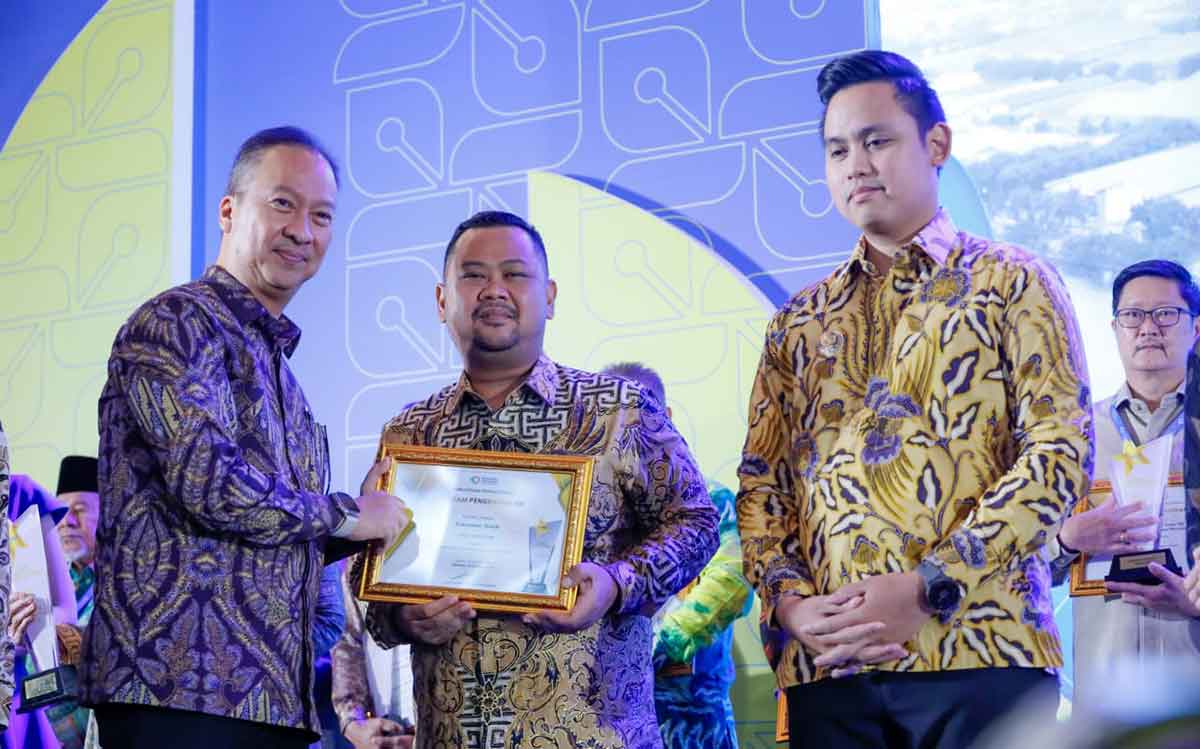 Bupati Gresik, Fandi Akhmad Yani (tengah), saat menerima penghargaan dari Menteri Perindustrian, Agus Gumiwang Kartasasmita. Foto: Ist

