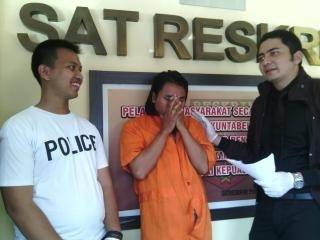 Hidi saat diinterogasi polisi. Foto:rusmiyanto/BANGSAONLINE