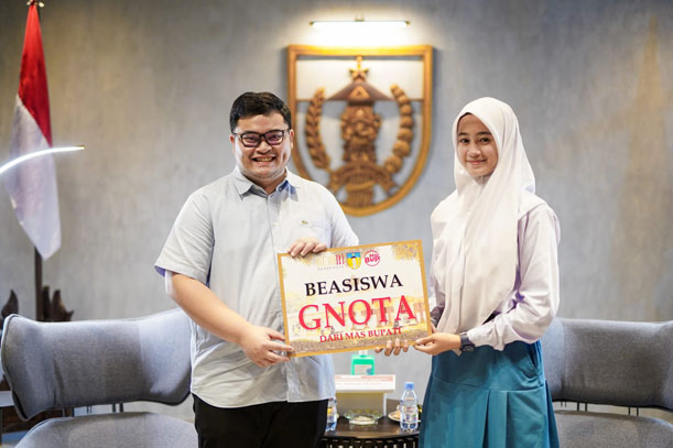 Mas Dhito Beri Hadiah Siswi SMA 2 Pare Terpilih Jadi Paskibraka Nasional