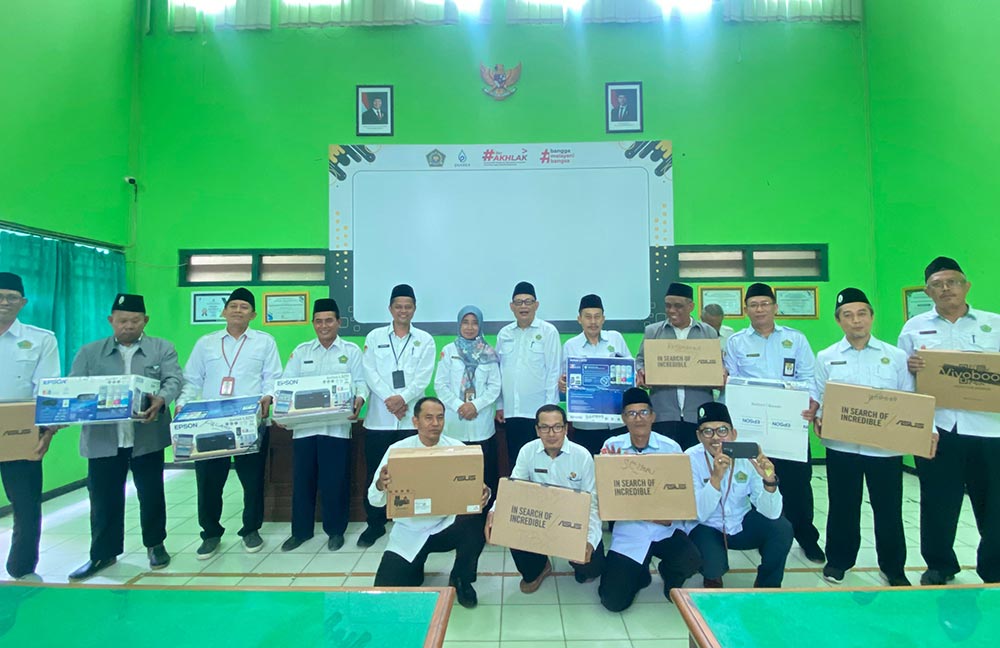 Penyerahan bantuan laptop dan printer untuk 16 KUA.