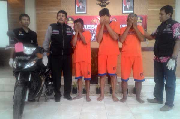 Ketiga tersangka saat diamankan di Mapolres Kediri. foto: dendi martoni/BANGSAONLINE