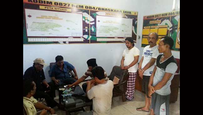 Tiga tersangka saat menjalani pemeriksaan di Makodim 0827/Sumenep