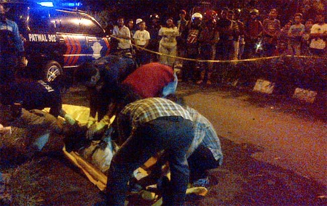 Kedua korban yang tewas saat mengejar jambret hendak dievakuasi.